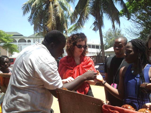 Mondoblogueurs négociant sur le marché de Grand Bassam (Côte d'Ivoire). Crédit : Mariette Yao